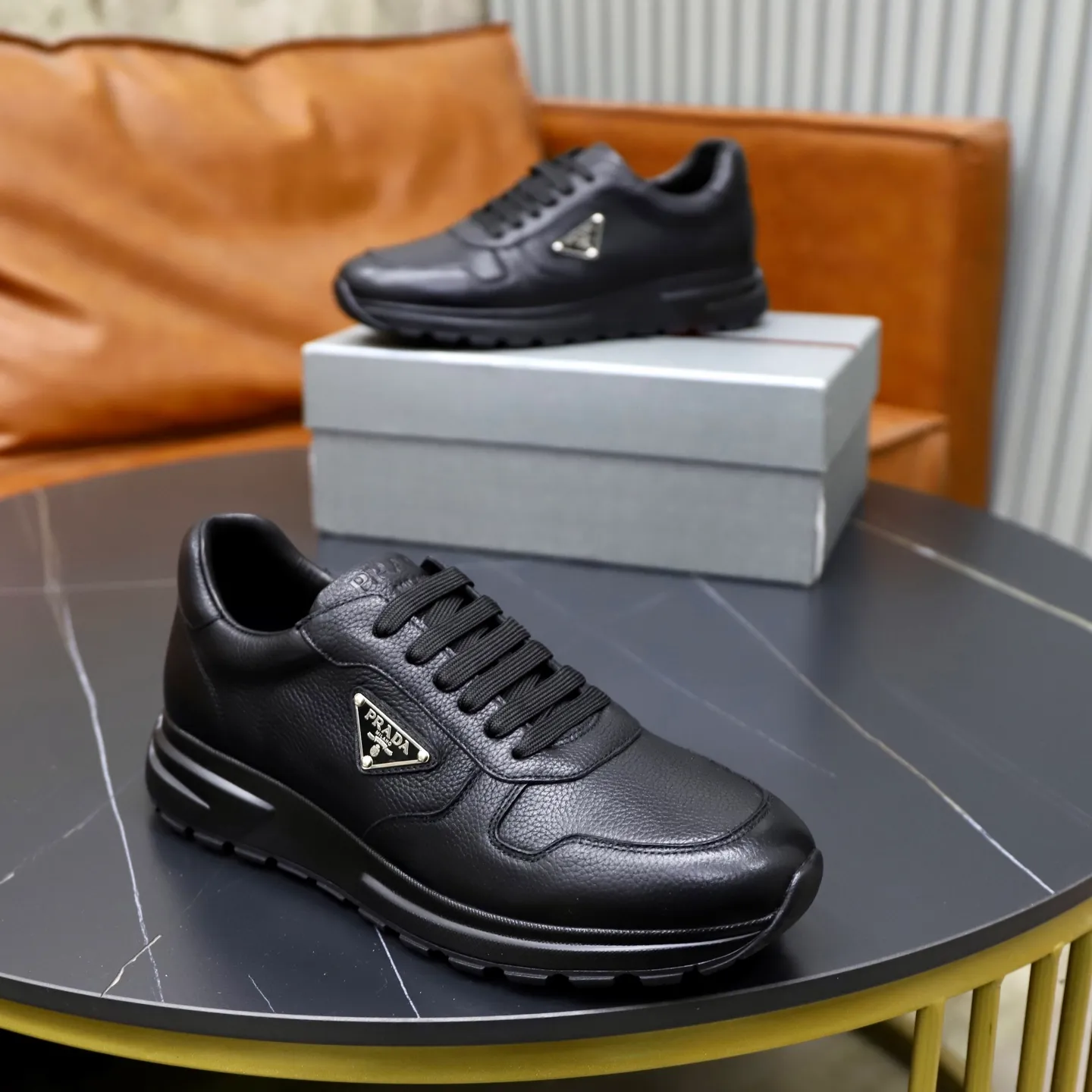 Factory price: 600💰Cow leather lining Brand: PRADA (Prada) Standard code: Men's size 38/44 (45 can be customized) Grade: Same as the official website Material: Original cowhide splicing imported cowhide lining Original combination two-color wear-resistant soft outsole Style category: Leisure and sports version Young fashion European and American trend British style Color: Real picture color
